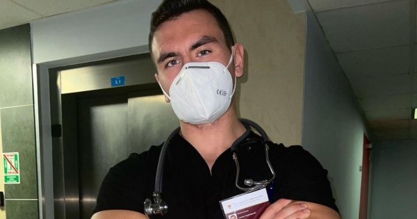 Conan Kaźmierski w stylizacji jak do ślubu. Jest i partnerka. A okazja..? Była zacna!
