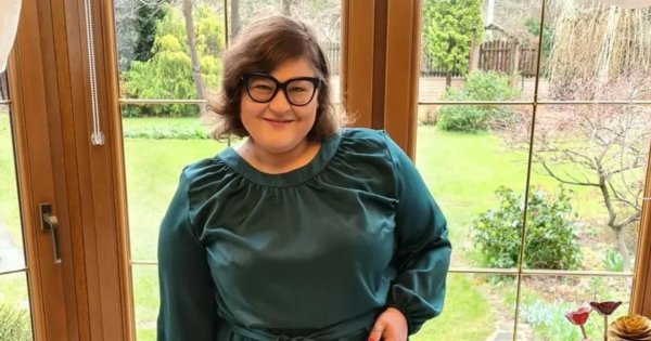 Odmieniona Dominika Gwit gra nóżką w kusej mini. Głęboki dekolt, koronki i obcisła kiecka. Ale gorąco [zdjęcia]