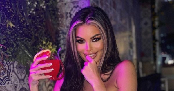 Justyna Gradek eksponuje biust w za małym staniku, siedząc w Lamborghini. Na bogato!