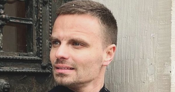 Marcin Hakiel w zmysłowej sesji zdjęciowej. Hipnotyzujące spojrzenie mówi wiele...