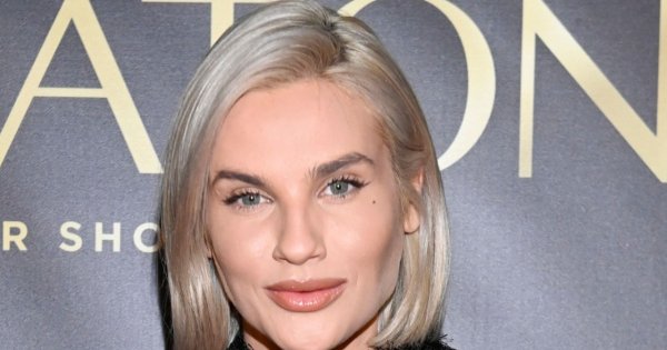 Karolina Gilon pozuje w tropikach w mocno wyciętym stroju. Bogini!