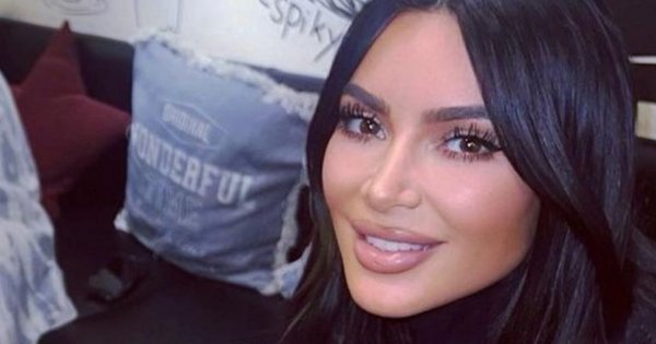 Kim Kardashian przesadziła z Photoshopem? Zapozowała w bikini i przycięła to i owo...