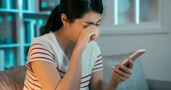 "Przejrzałam telefon córki. To co w nim znalazłam mnie zmroziło. Nie wiem co robić"