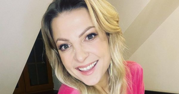 Magda Narożna bez makijażu wygina się w kusej piżamie! Internauci zachwyceni