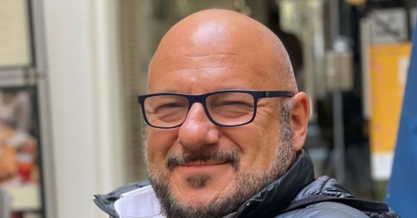 Piotr Gąsowski ma rude długie włosy i rajstopy na nogach! Poznalibyście go?