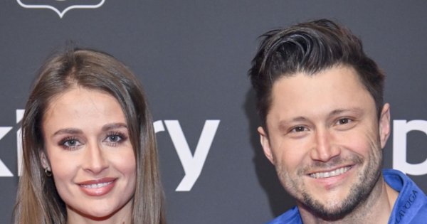 Piotr Mróz z "Gliniarzy" w miękkim welurowym dresie na imprezie! Czy to męska stylizacja?