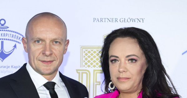 Szymon Marciniak z piękną żoną na imprezie. Magdalena olśniła w różowym garniturze
