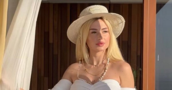Wersow pokazała ciążowy brzuszek w czarnym kostiumie i spódniczce boho. Tak się bawi na Bali!