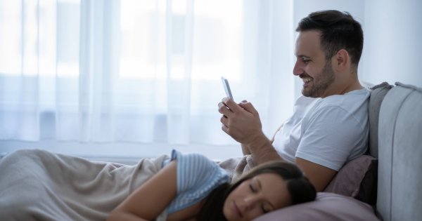 "Mój mąż zaczął się nietypowo zachowywać. Po tym poznałam, że mnie zdradza"