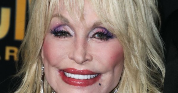 77-letnia Dolly Parton w kosmicznej kreacji z ogromnym dekoltem. Wow!