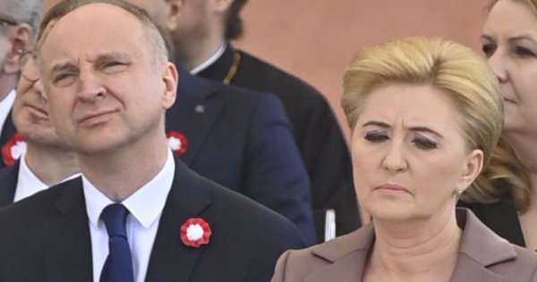 Pierwsza Dama pełna gracji 3 maja w kawowej stylizacji. Ten fason to idealny wybór dla kobiet w każdym wieku