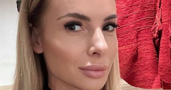 Izabela Janachowska pręży się w łóżku. Opatuliła się jedwabiem