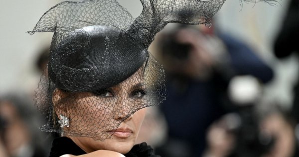 Met Gala 2023: Półnaga Jennifer Lopez z woalką na głowie i długim trenem. CUDO!