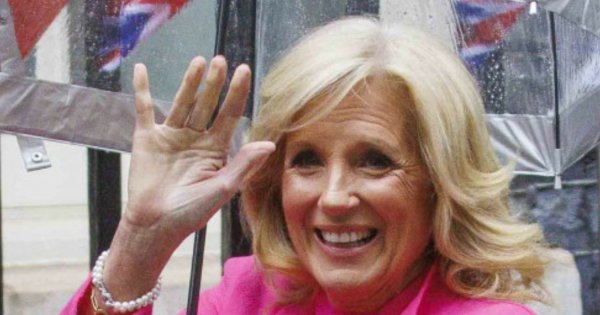 Jill Biden przesłodziła swoją stylizację? Ten kolor to mega hit, ale czy pasuje do Pierwszej Damy USA?