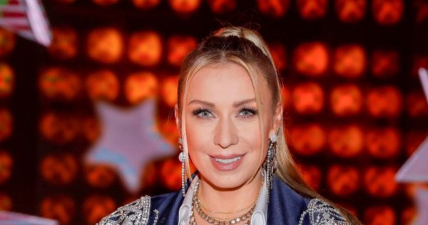 Katarzyna Cerekwicka zachwyca w OBŁĘDNEJ marynarce! Jednak to jej nogi do nieba robią furorę!