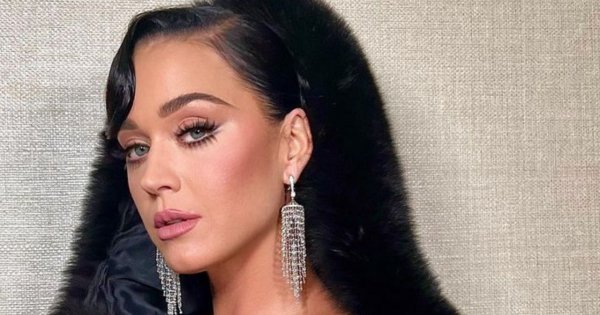 Koncert koronacyjny króla Karola III: Katy Perry cała w złocie śpiewała, jak na "odlocie". Co za stylizacja!
