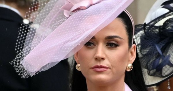 Katy Perry na koronacji Karola III. Wyglądała jak elegancka landrynka!