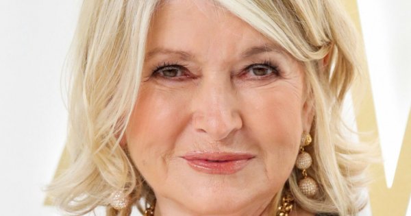 Ma 81 lat i właśnie zapozowała w kostiumie kąpielowym na okładce kultowego magazynu!