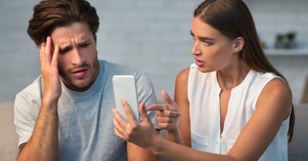 "Mój mąż całą majówkę przegadał na telefonie ze swoją pracownicą. Czy mam się czego obawiać?"
