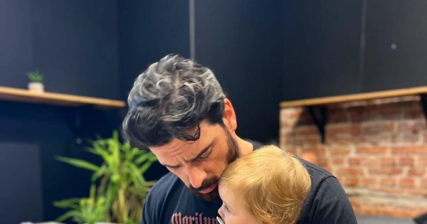 Michele Morrone pokazał mamę. Ostra z niej babka! Tego się po niej nie spodziewaliśmy