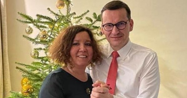 Mateusz Morawiecki majówkę spędza z córką w stajni. Tak premier wygląda bez okularów!