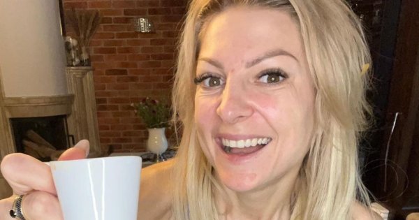 Magda Narożna kusząco wygina się na łóżku. "Nawet przybita do łóżka wyglądasz odlotowo"