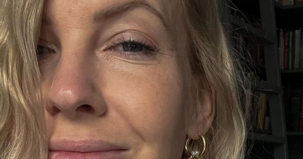 Edyta Pazura wyeksponowała nogi do nieba. Stoi na pomoście w wysokich szpilkach