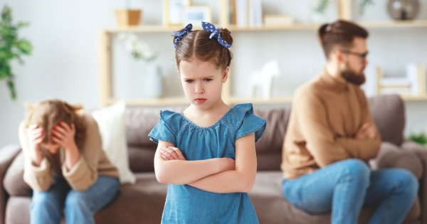 "Rozwodzę się, ale nadal z nim mieszkam. To wykończy psychicznie mnie i dzieci... Jak się od niego uwolnić?!"