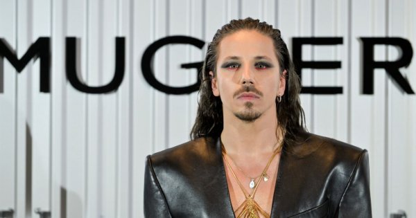 Michał Szpak w lateksowej sukni maxi w Sopocie. A pod spodem... Kto go tak ubrał?!