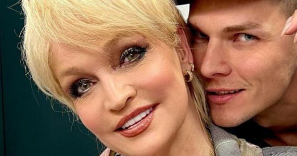 61-letnia Adrianna Biedrzyńska zapozowała w bikini z córką. Są do siebie podobne?