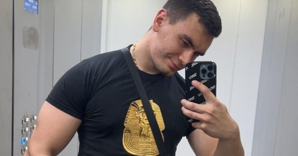 Conan Kaźmierski relaksuje się w towarzystwie różowego flaminga: "Ty to pożyjesz" - ktoś pisze