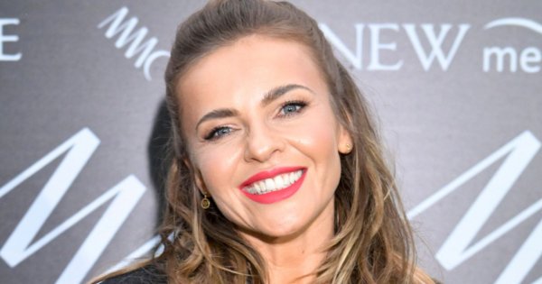 Edyta Herbuś w prześwitującej halce i cekinowych majtkach. Zmysły szaleją!