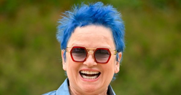 Katarzyna Figura w niebanalnej stylizacji. Paradowała po ulicy w satynowej piżamie i w niebieskich włosach!