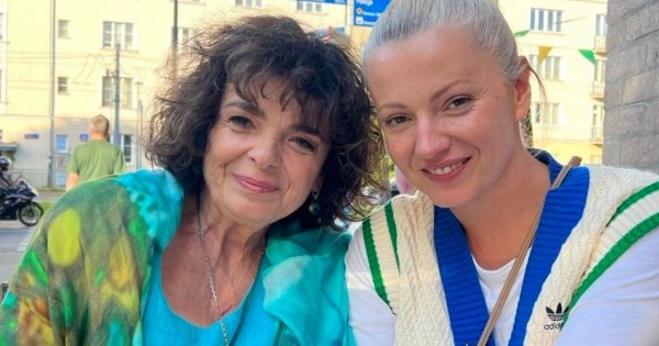 Katarzyna Grochola na zdjęciu z córką i wnukiem. Fani: "Jak młody Seweryn Krajewski"
