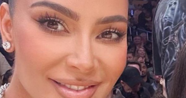 Kim Kardashian eksponuje ciało w skórzanym bikini. Ktoś pisze: "Zwolnij fotografa"