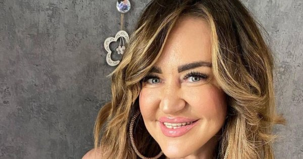 Agnieszka Kotońska eksponuje swoje wdzięki w bikini z kamieniami. Ktoś pisze: "Promieniejesz"