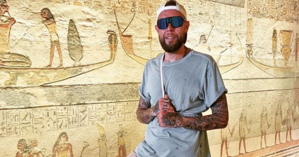 Mateusz Borkowski na wakacjach, pozuje bez koszulki: "Moja wisząca skóra serdecznie pozdrawia" - pisze