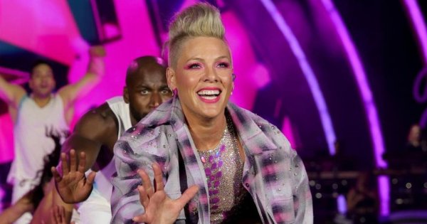Pink przerwała swój koncert. Wszystko przez fankę, która... rzuciła w nią prochami swojej matki!