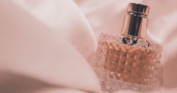 Szeroki świat damskich perfum. Czy wiesz, na co zwrócić uwagę przy ich zakupie?