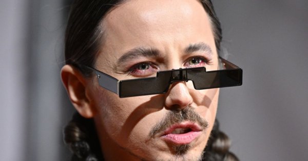 Michał Szpak świeci torsem na patriotycznym koncercie. Czy to w ogóle wypada?