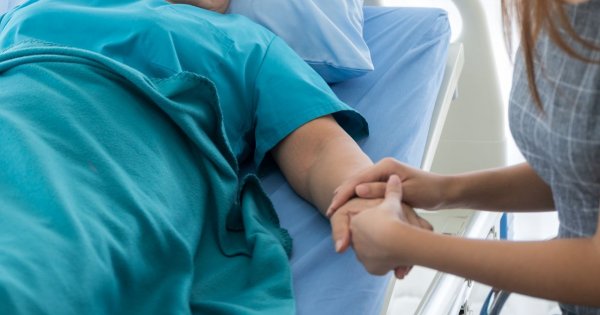 "Zachorowałam i nie mogę liczyć na córki. Obie wolą imprezować niż się mną zająć"