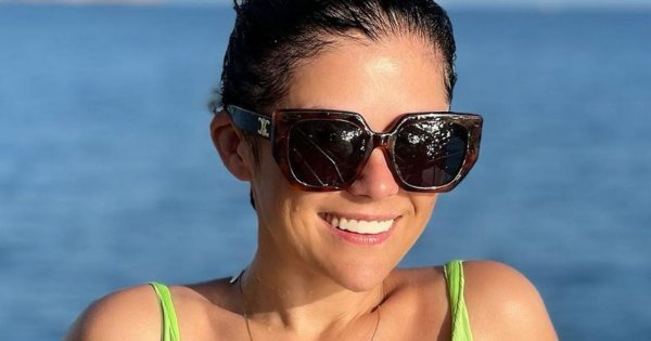 Katarzyna Cichopek pluska się w basenie w różowym stroju i eksponuje swoje atuty. Fani nie mogą wyjść z podziwu