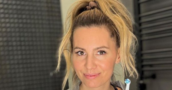 Agnieszka Hyży pozuje w bikini i odsłania ciało, a internauci piszą: "To są boczki? Śmiechu warte"
