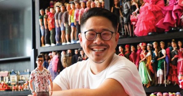 43-latek uwielbia bawić się lalkami Barbie. Ma ich w domu ponad DWANAŚCIE TYSIĘCY!