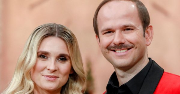 Drapieżna Kajra skąpana w lateksie wije się na masce auta. Tak ostro to jeszcze nie było!