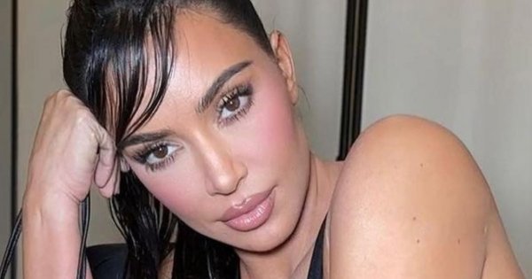 Kim Kardashian wije się w za małym bikini. Fani zachwyceni!