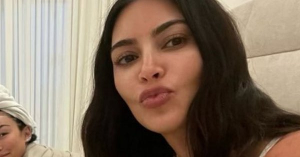 Kim Kardashian chciała zrobić sobie sesję w jeziorze. Zdjęcia zepsuli jej plażowicze...