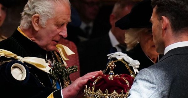 Karol III po raz drugi koronowany! Zdjęcia royalsów oszałamiają, oprócz... nietypowej stylizacji Kate!