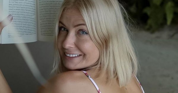 Edyta Pazura zrywa czereśnie w stroju kąpielowym. Zdradziła też sekret gładkiej cery