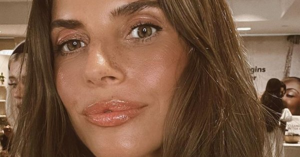 Weronika Rosati jak Barbie. Pozuje w bikini i z różowym flamingiem